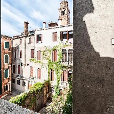 Casanova Fenice - Canal View Apartment Venice