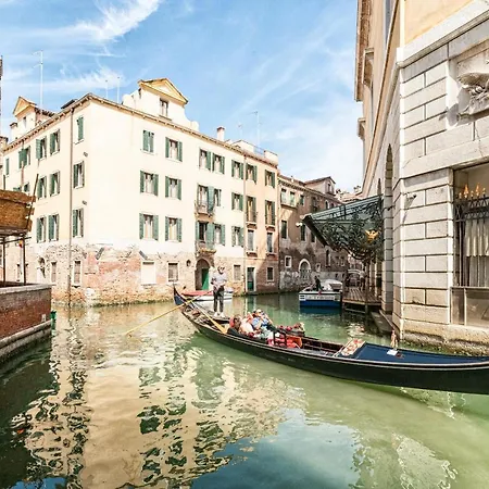 Casanova Fenice - Canal View Apartment Venice