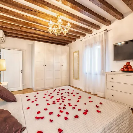 Apartment Casanova Fenice - Canal View Venice
