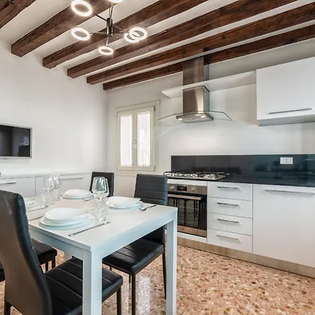 Casanova Fenice - Canal View Apartment Venice